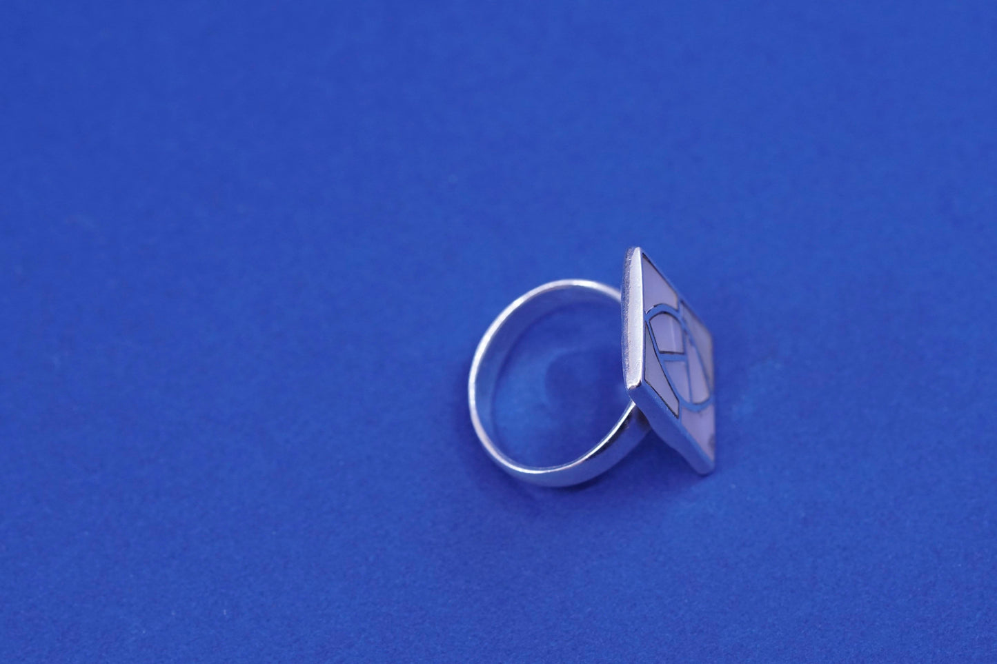 Size 8, vintage Sterling 925 silver statement ring with mother of pearl