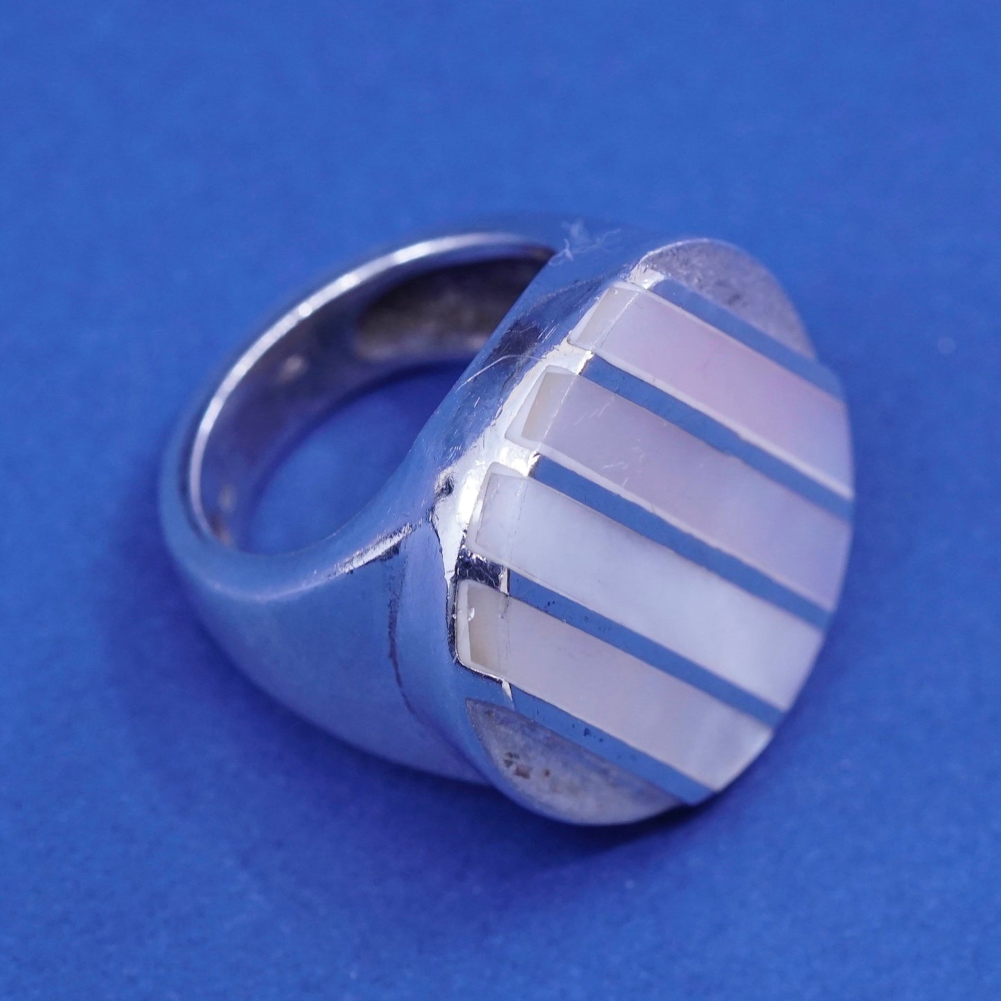 Size 5.5, vintage Sterling 925 silver statement ring with mother of pearl