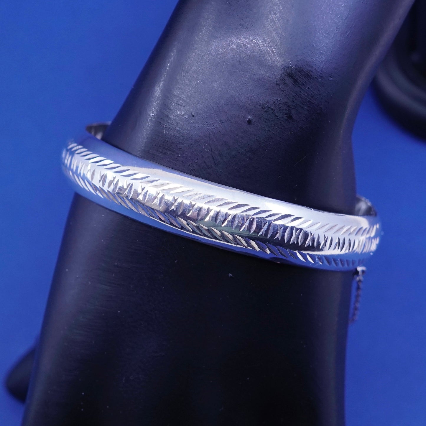 7”, vintage sterling silver handmade bracelet, 925 hinged ribbed textured bangle with secure chain, stamped ND 925