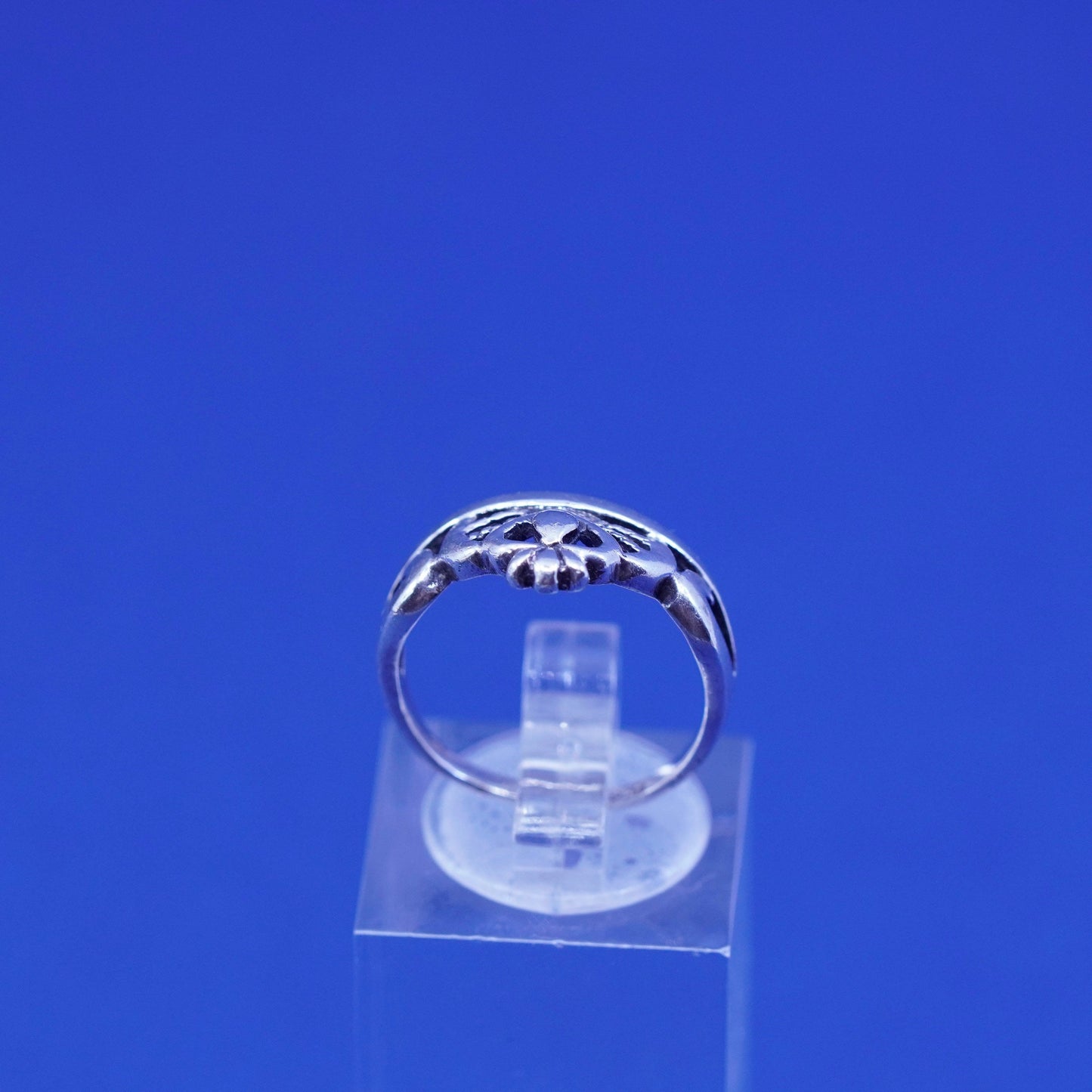 Size 5.5, vtg sterling silver claddagh ring, holding heart 925 filigree band
