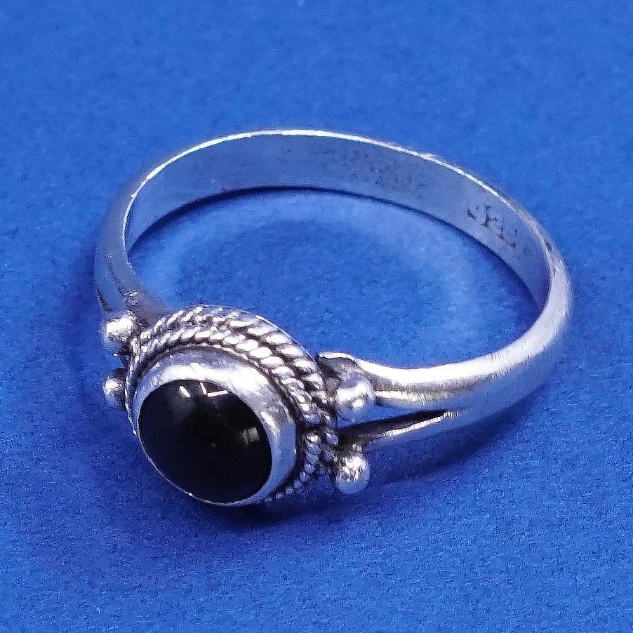 Size 8.5, vtg Sterling silver handmade ring, 925 w/ onyx N beads