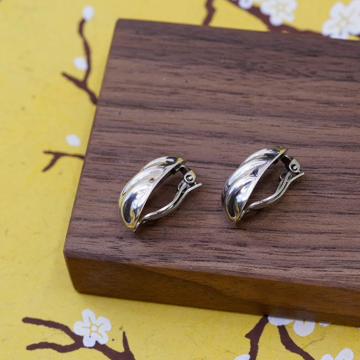 Vintage Mexico Sterling silver handmade clip on, modern 925 ribbed earrings