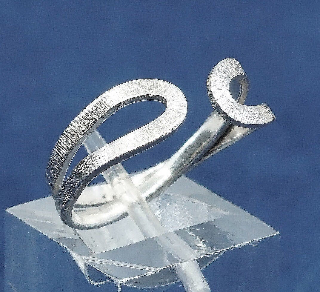 Size 7, vtg sterling silver handmade ring, 925 entwined band