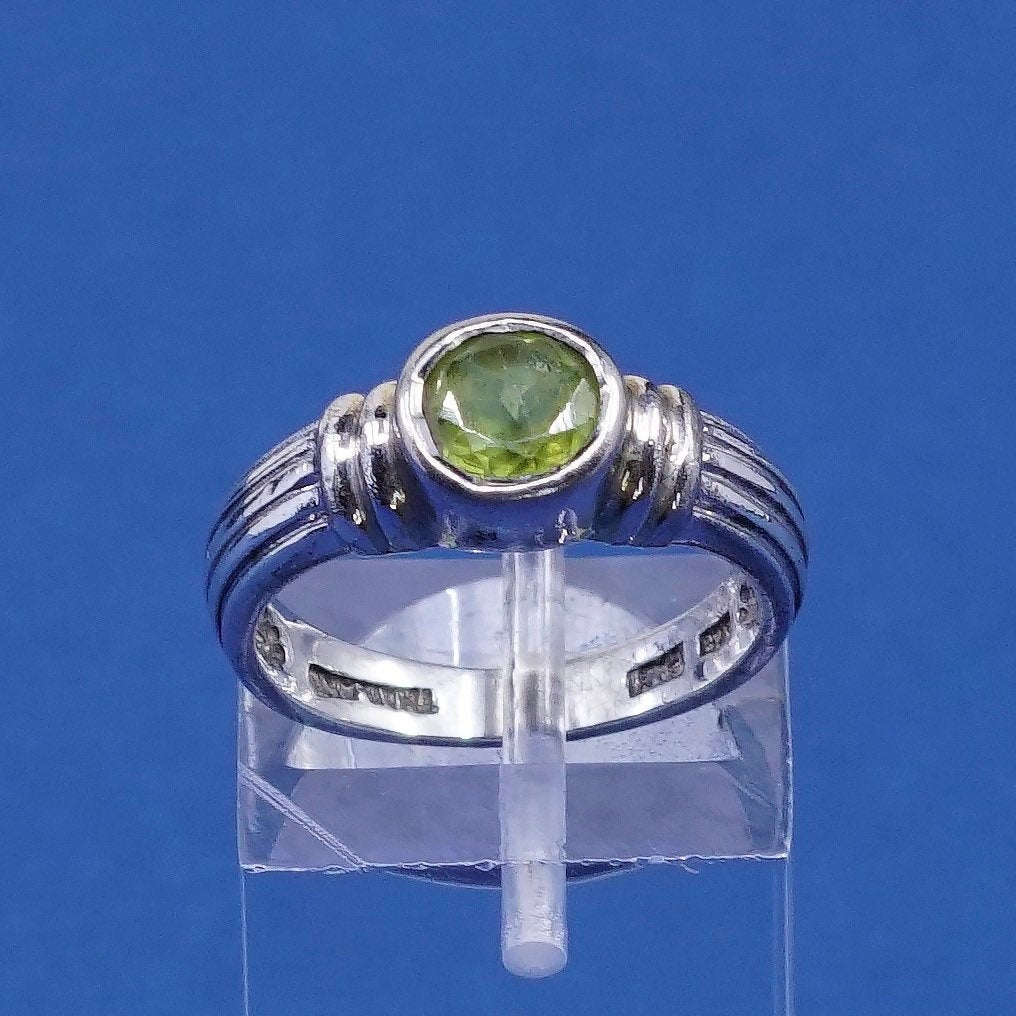 sz 5, vtg Sterling silver handmade 925 stackable ring w/ peridot