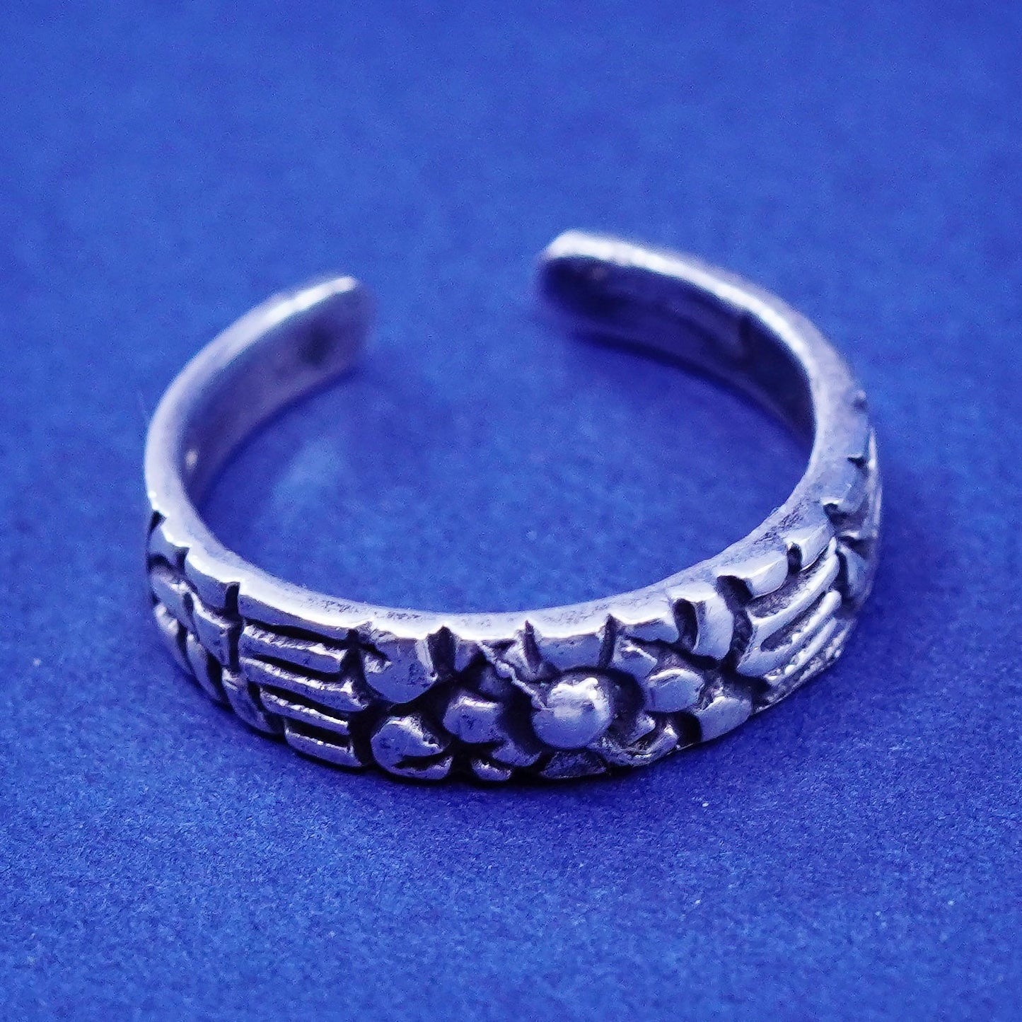 Size 4, vintage Sterling silver handmade ring, 925 flower band
