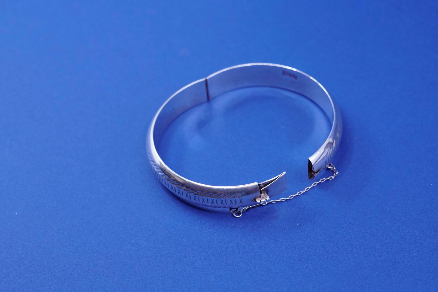 7”, vintage sterling silver handmade bracelet, 925 hinged ribbed textured bangle with secure chain, stamped ND 925
