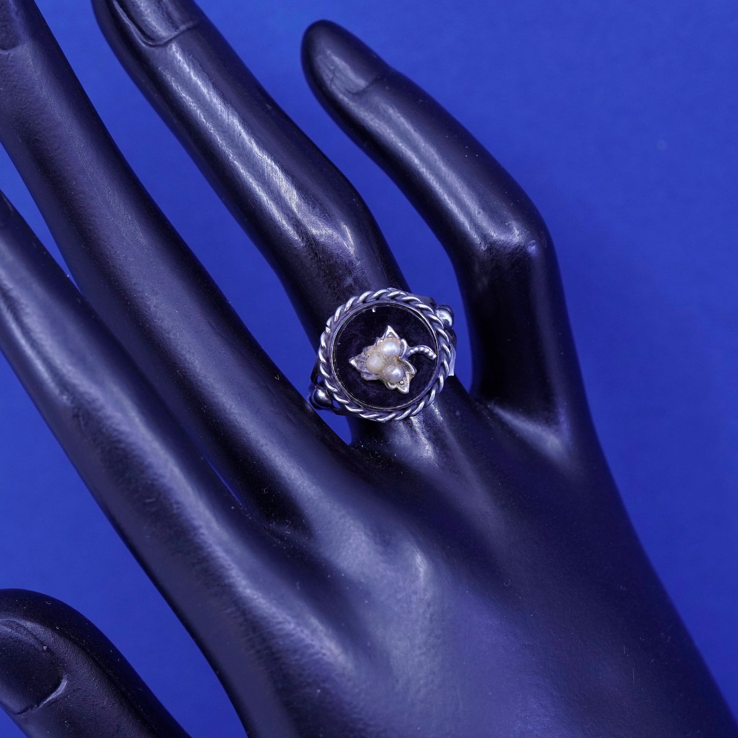 Size 7, vintage Sterling 925 silver handmade ring with onyx and cable around