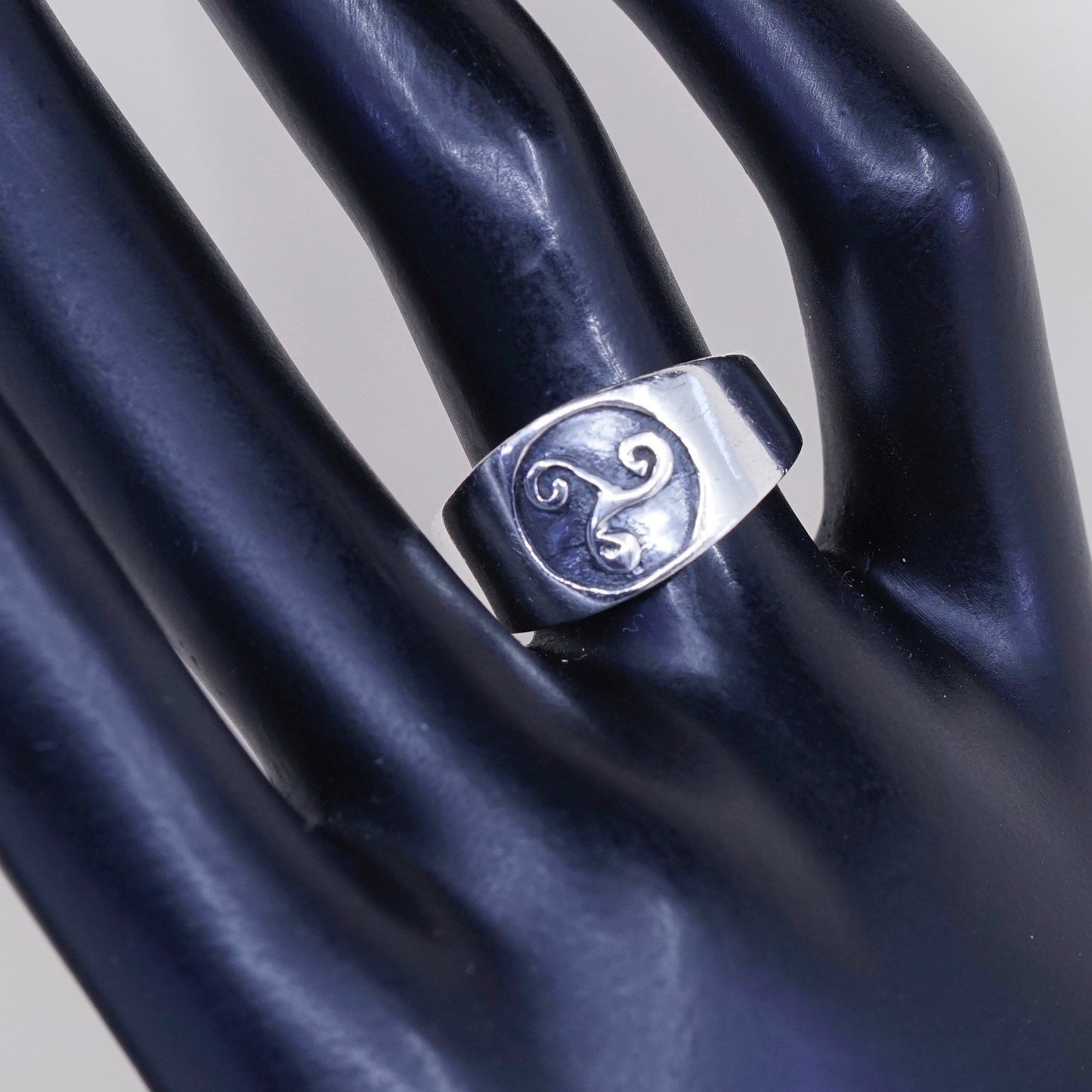 Size 7, vintage mexico sterling 925 silver handmade ring embossed swirl