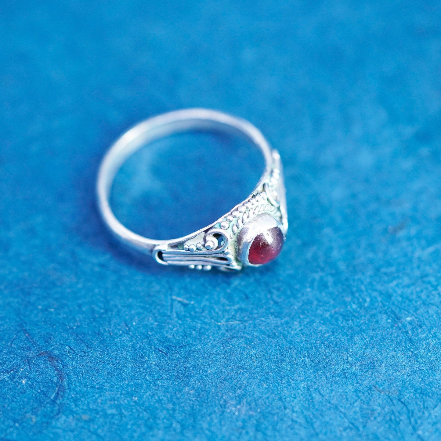 Size 6, vintage Sterling 925 silver handmade ring with garnet and cable around