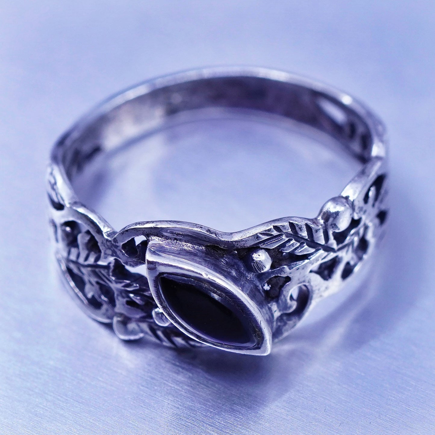 Size 5.75, vintage bali Sterling 925 silver handmade ring with onyx and leaf