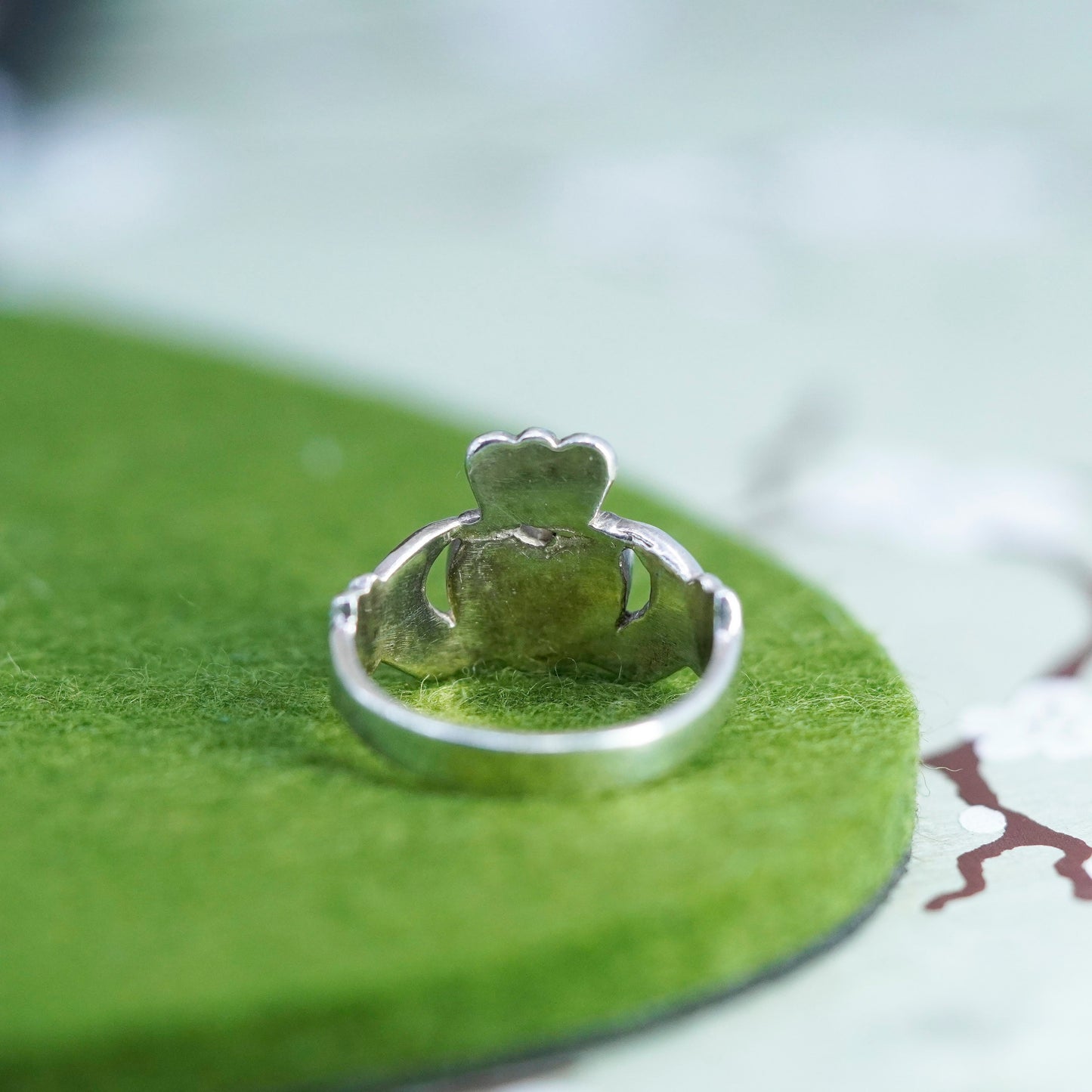 Size 9, VTG sterling 925 silver claddagh ring, holding connemara marble heart