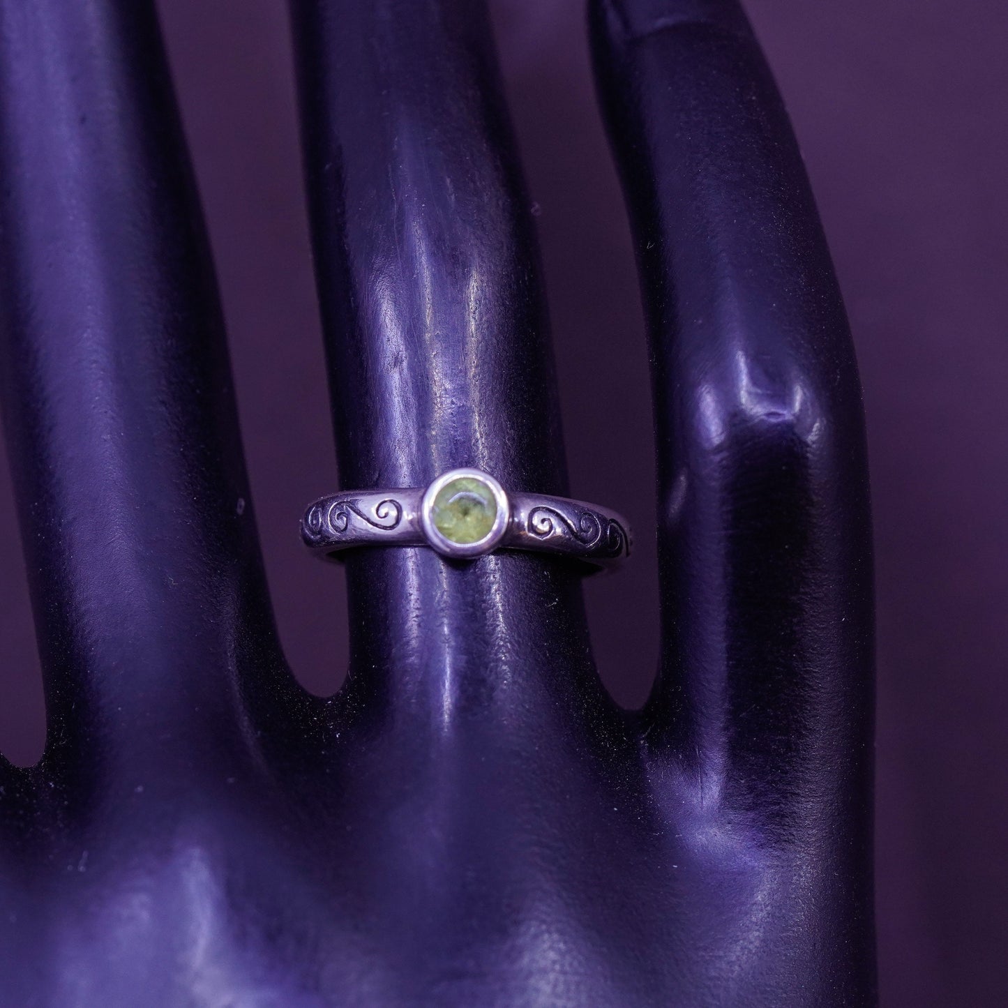 size 6, vintage Sterling 925 silver handmade ring, stackable band with peridot