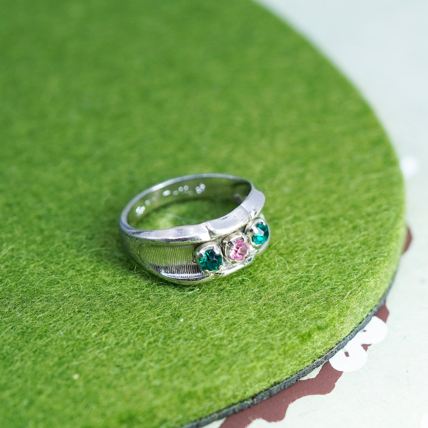 Size 7, Vintage Sterling silver 925 band ring with round pink green cz details