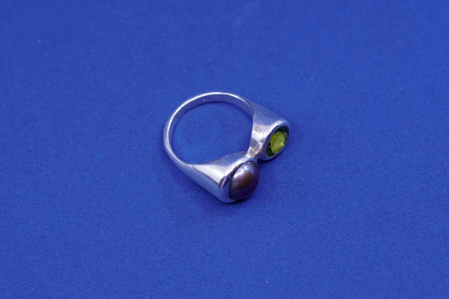 Size 7.5, vtg sterling silver handmade ring, 925 band with pearl and peridot