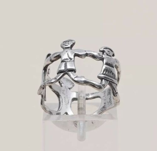 Size 5, Vtg Sterling Silver Handmade Ring 925 Band Embossed Kids Holding Hands