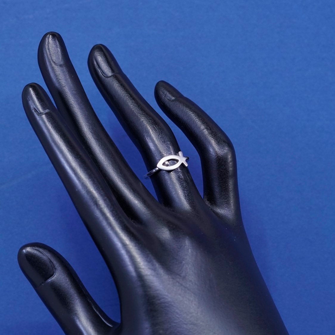 Size 4, vtg sterling silver handmade ring, 925 men’s band engraved fish