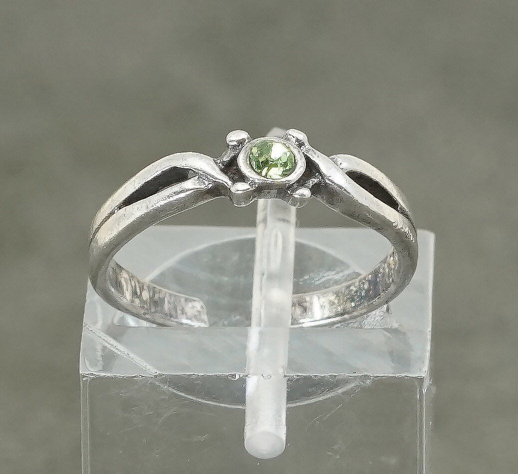 sz 4, vtg Sterling silver handmade ring, 925 band w/ green crystal