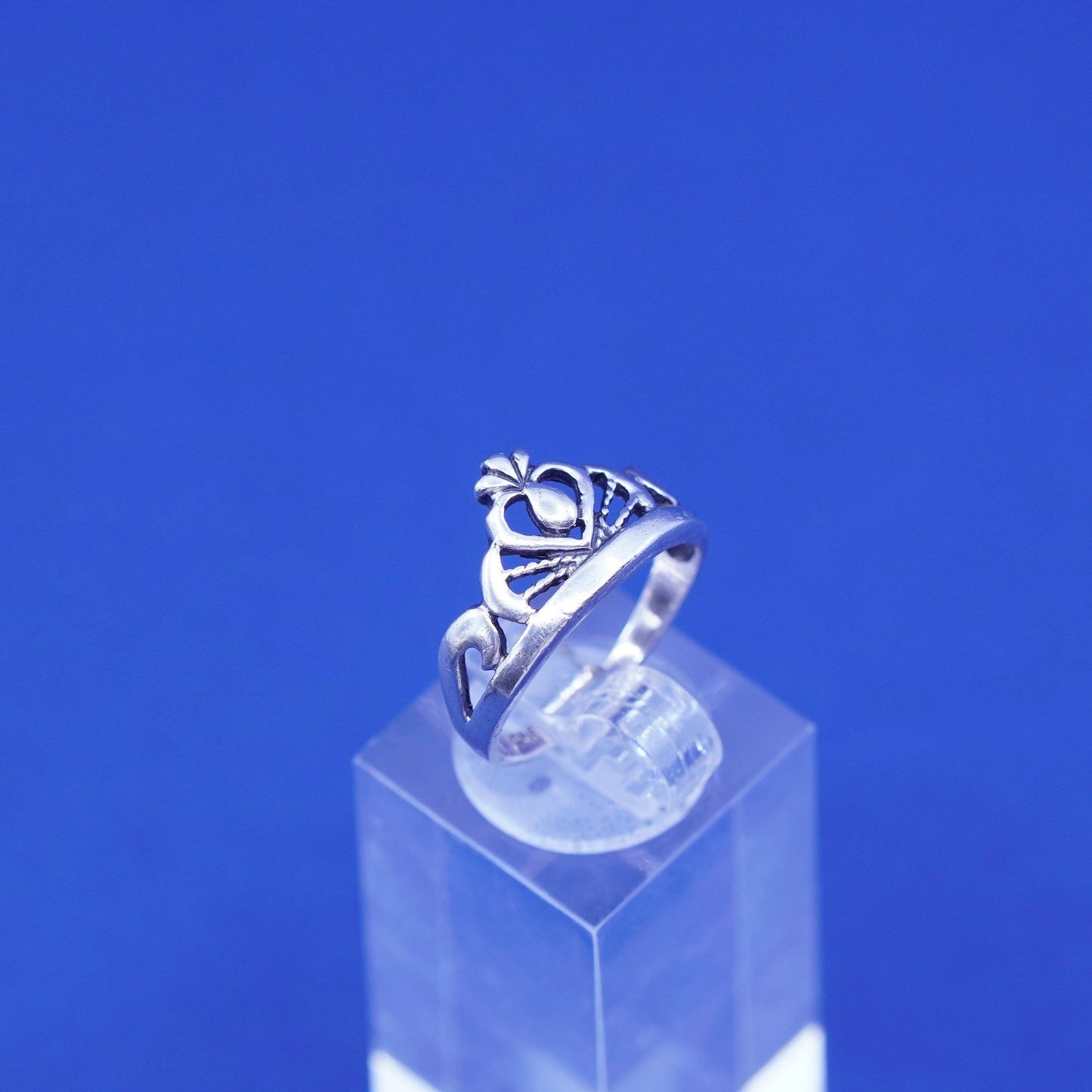 Size 5.5, vtg sterling silver claddagh ring, holding heart 925 filigree band