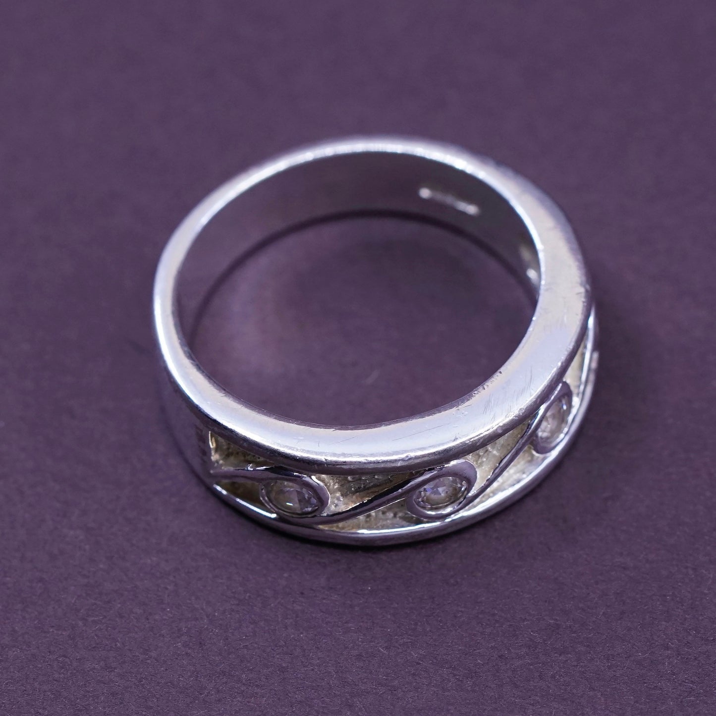 Size 9, vtg handmade Sterling 925 silver ring with round cz and swirl embossed
