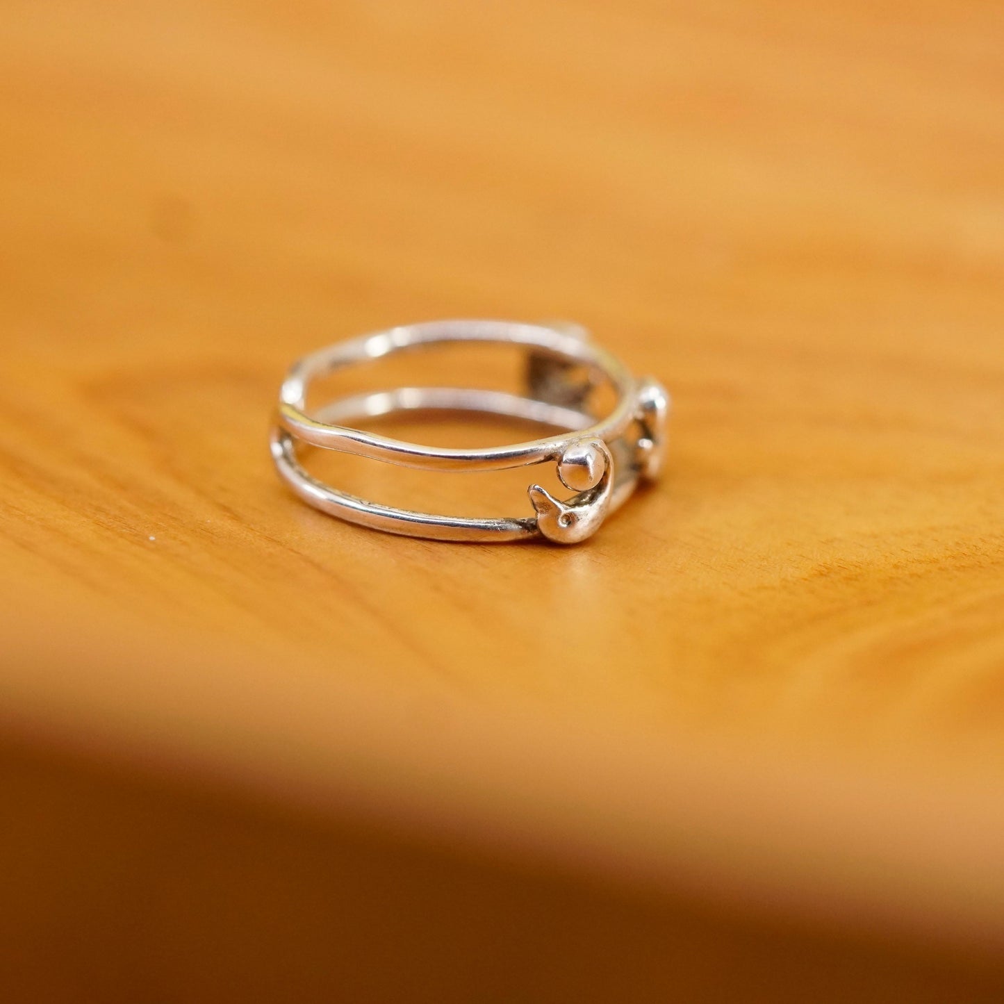 Size 4.5, vintage Sterling silver prayer ring, 925 open band w/ dolphin ball