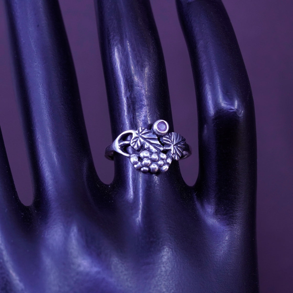 Size 7, vintage Sterling 925 silver handmade grapes leaves ring with amethyst