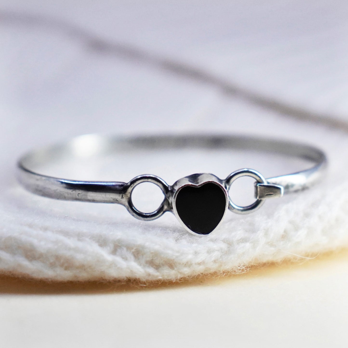 6.75”, Vintage sterling 925 silver hinged bangle bracelet with heart onyx