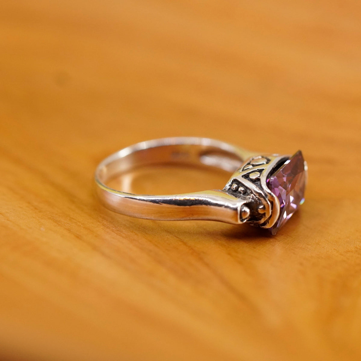 Size 8, vintage Sterling 925 silver handmade ring with mega shiny amethyst