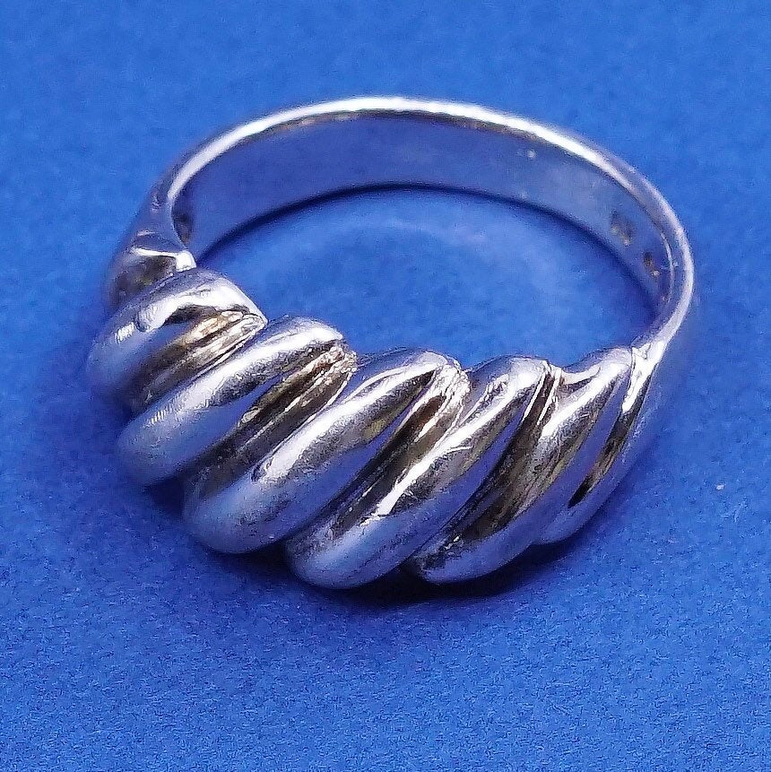 Size 7, vtg Sterling silver handmade ribbed ring, 925 statement ring w/ wave