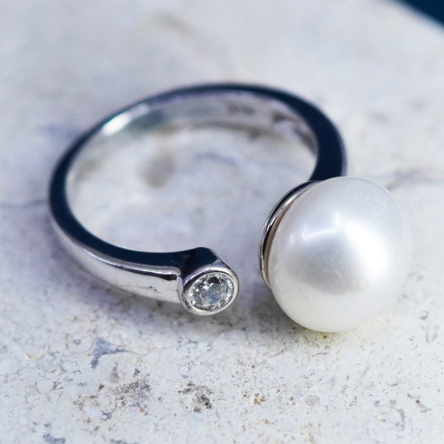 Size 5.75, vintage sterling 925 silver statement ring band with pearl and cz