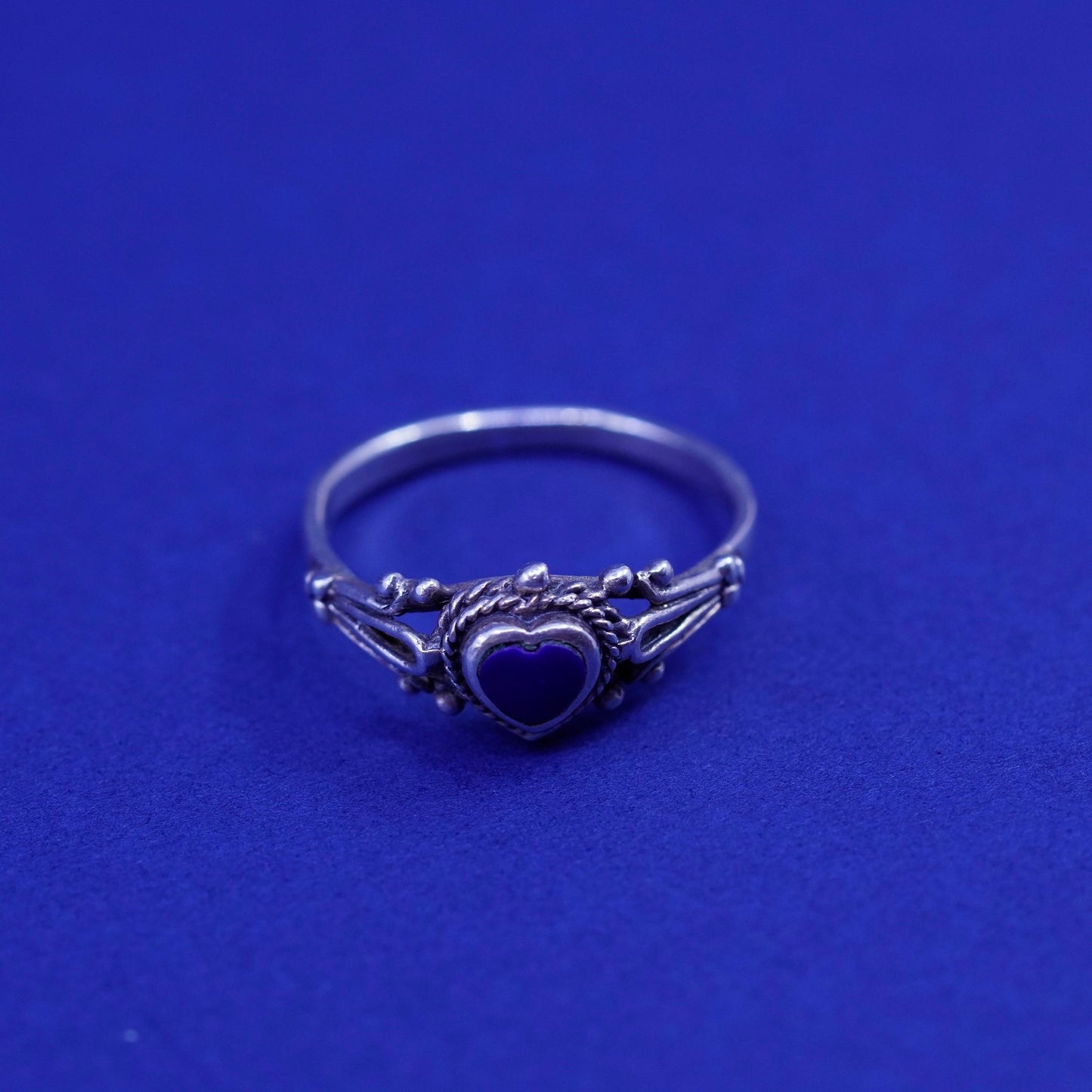 Size 7, vintage Sterling 925 silver handmade ring with blue heart onyx beads