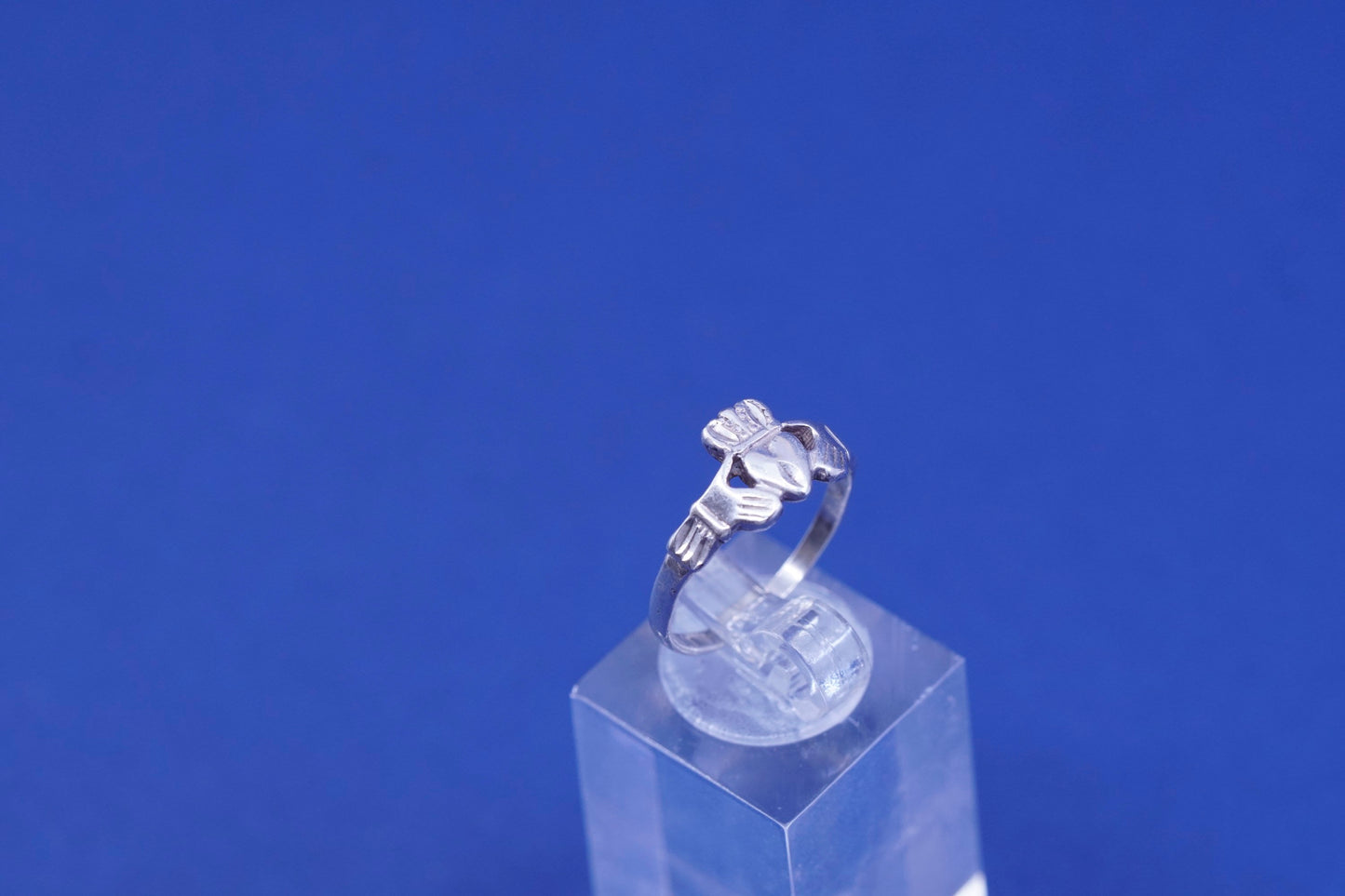 Size 6.5, Vintage sterling silver claddagh ring, holding heart 925 silver band