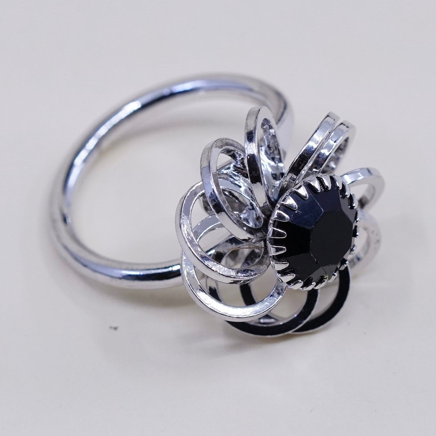 Size 6.5, vtg Sarah COV silver tone ring, flower w/ black glass details