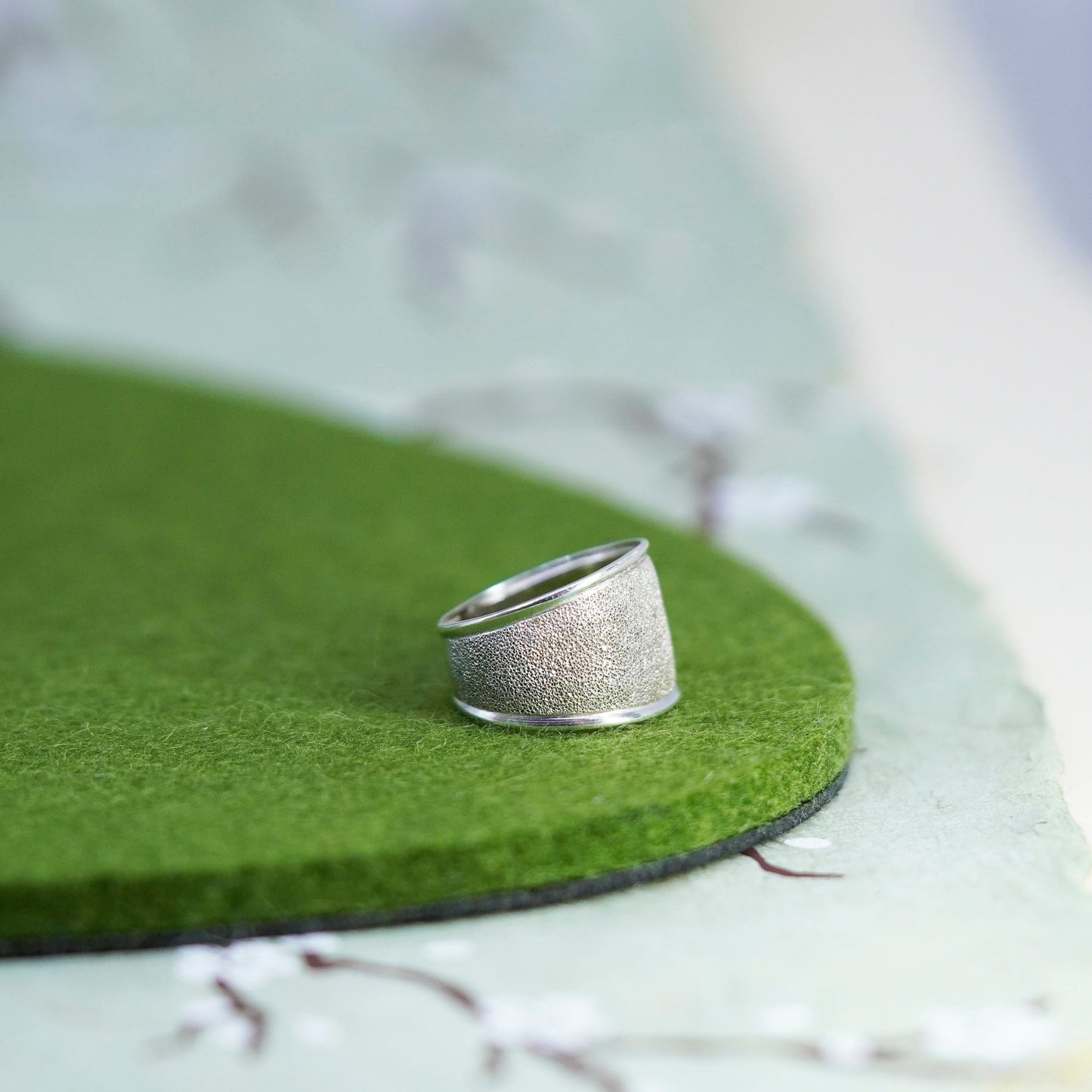 Size 7.5, vintage sterling silver handmade ribbed ring glittering 925 wide band