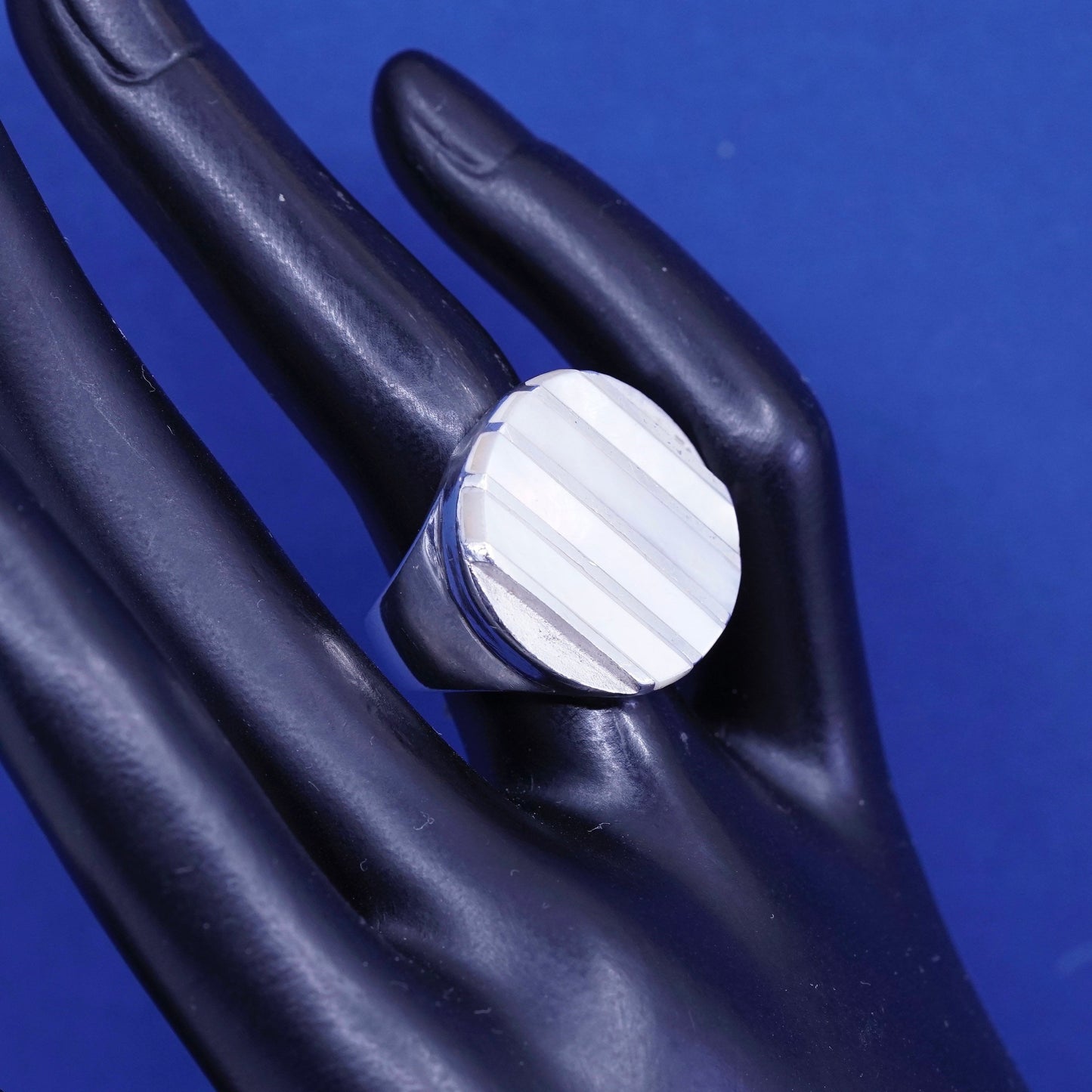 Size 5.5, vintage Sterling 925 silver statement ring with mother of pearl
