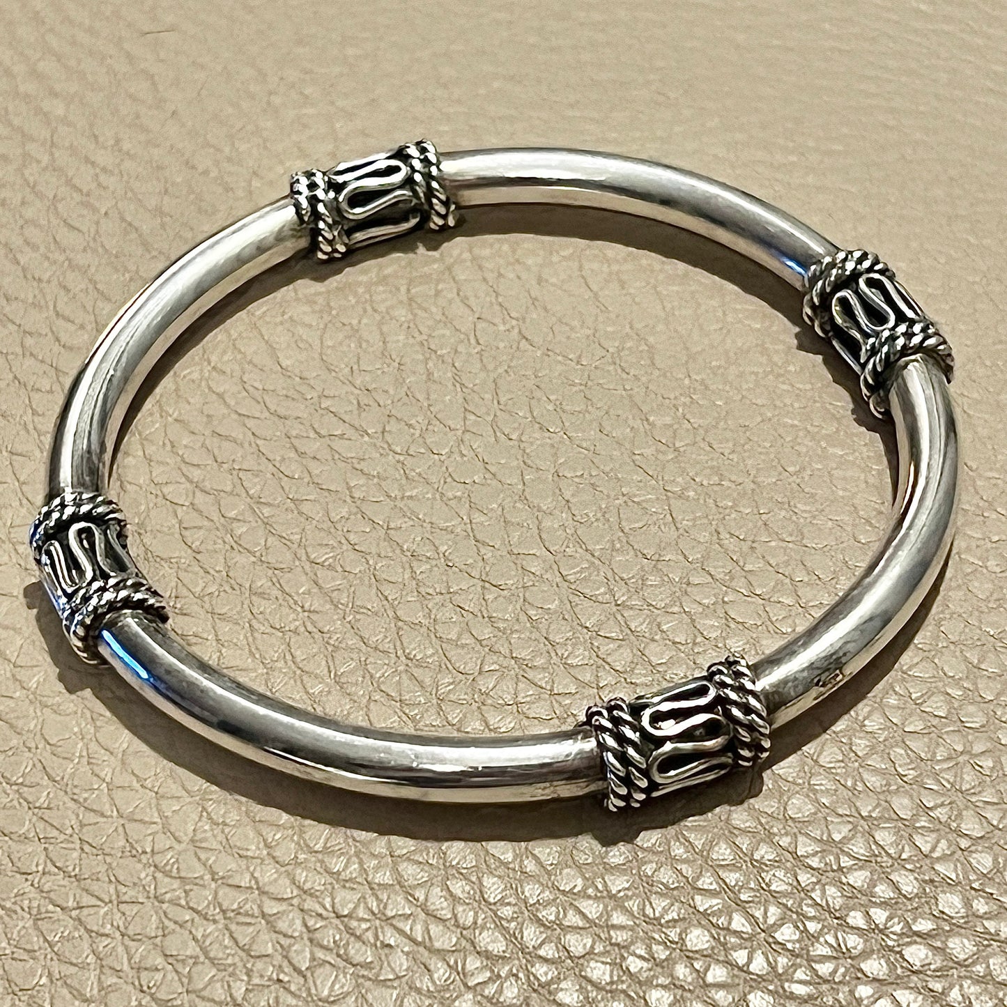 7.75”, vintage Mexico Sterling silver bracelet, 925 bangle with wried