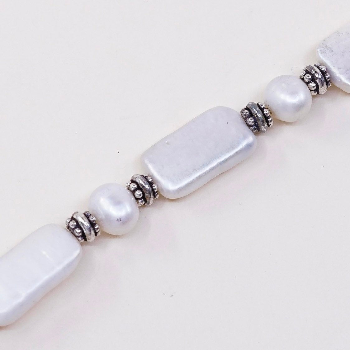7.75", VTG handmade bracelet, pearl beads w/ 925 beads and toggle closure