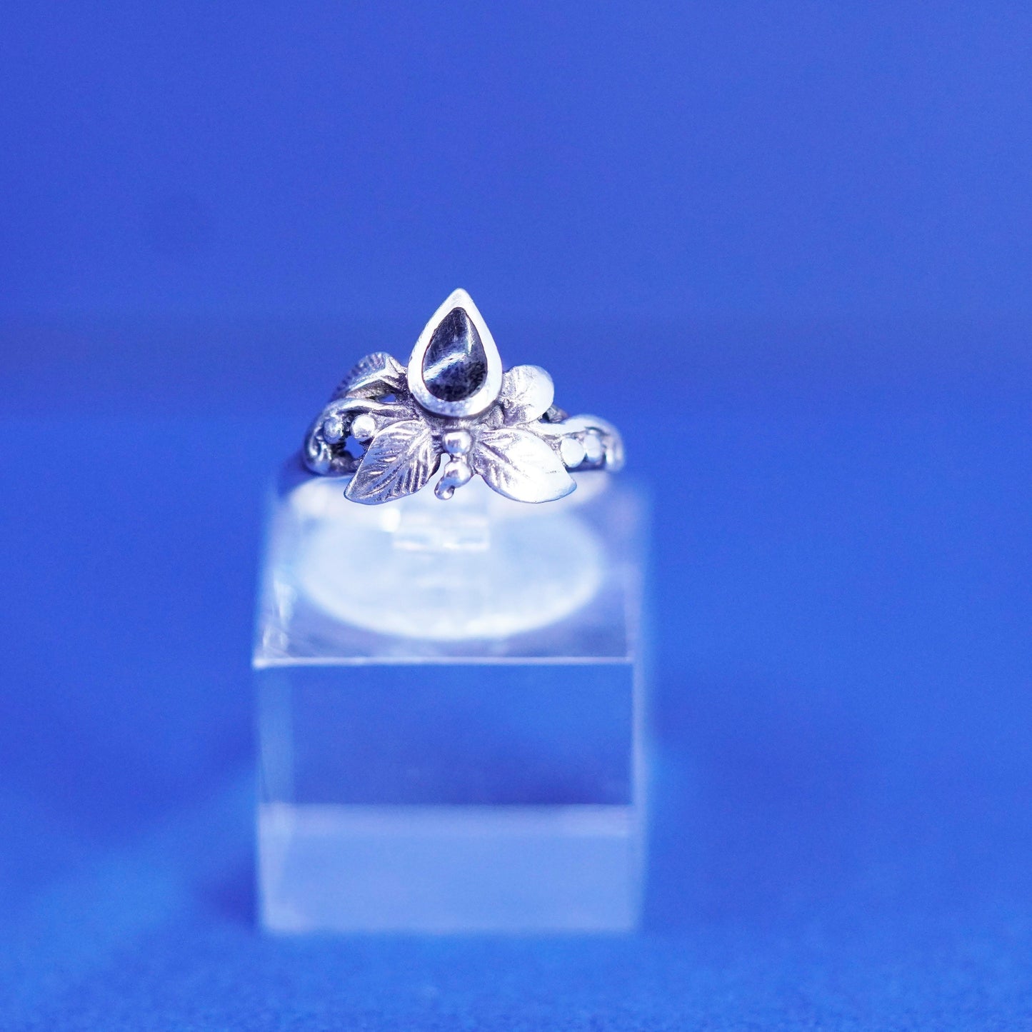 Size 4, vintage Sterling 925 silver handmade ring with onyx and leaves