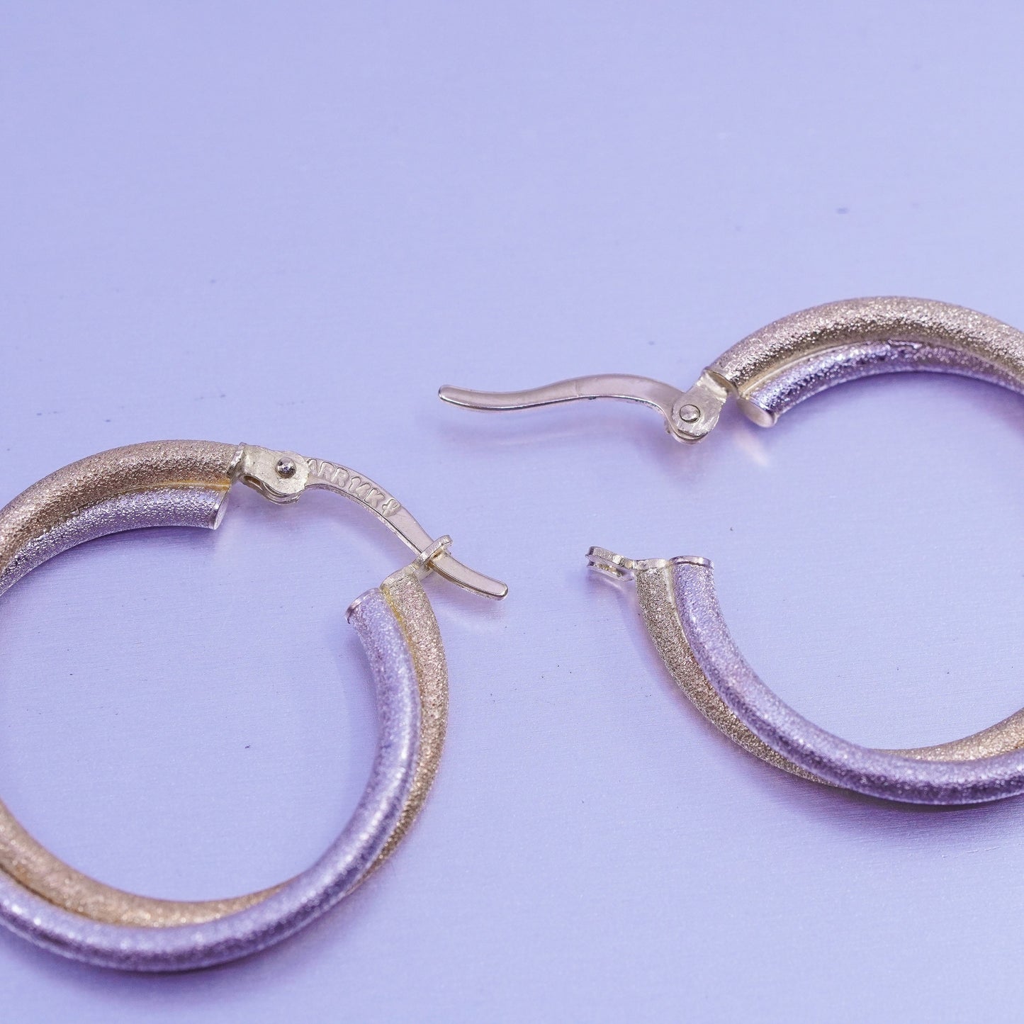 1” 3.3g, 14K 585 yellow gold white gold entwined matte hoops, huggie earrings