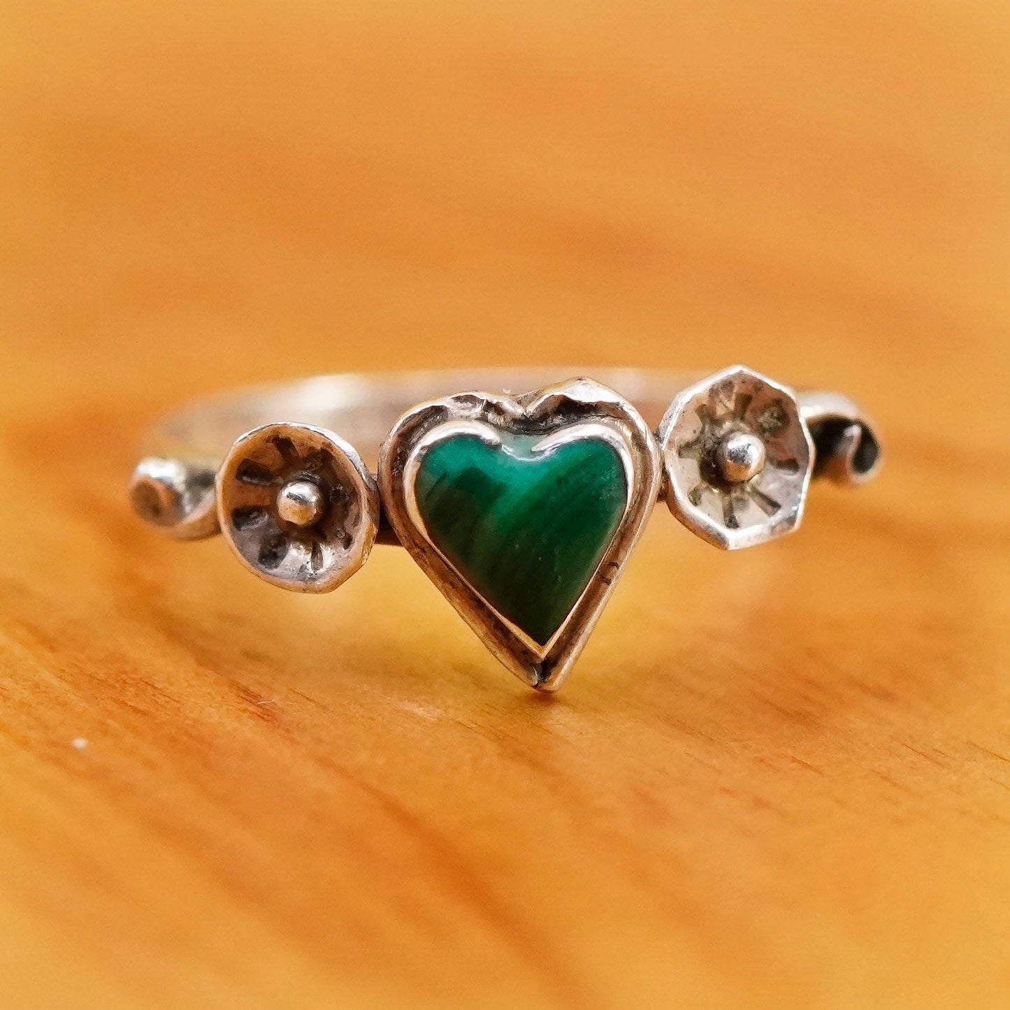 Size 4, vintage southwestern Sterling 925 silver handmade ring malachite heart