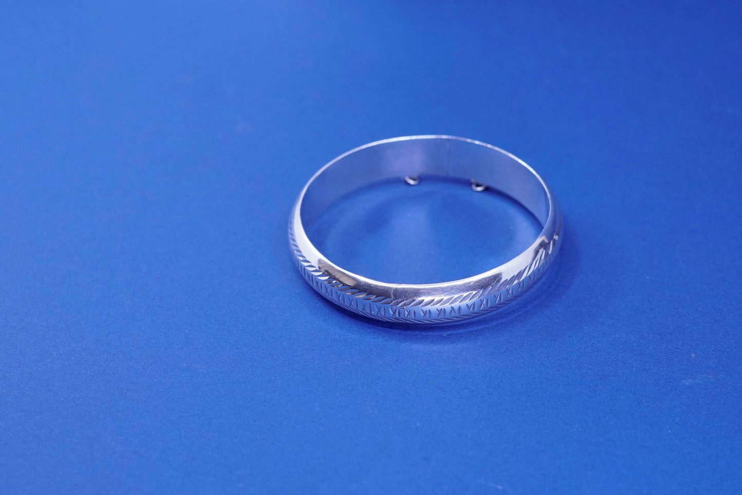 7”, vintage sterling silver handmade bracelet, 925 hinged ribbed textured bangle with secure chain, stamped ND 925