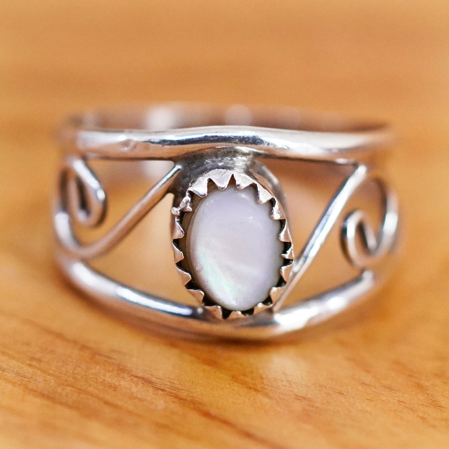 Size 6, vtg Sterling 925 silver handmade ring with mother of pearl and filigree