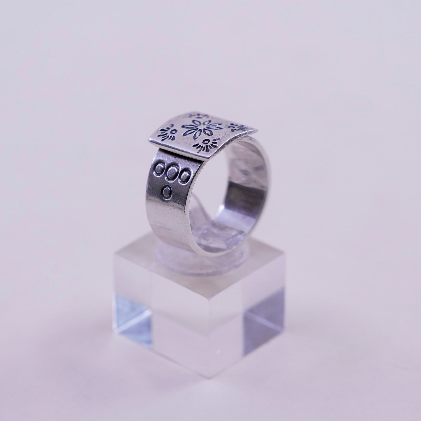 Size 7.75, vintage Sterling 925 silver handmade ring with flower embossed
