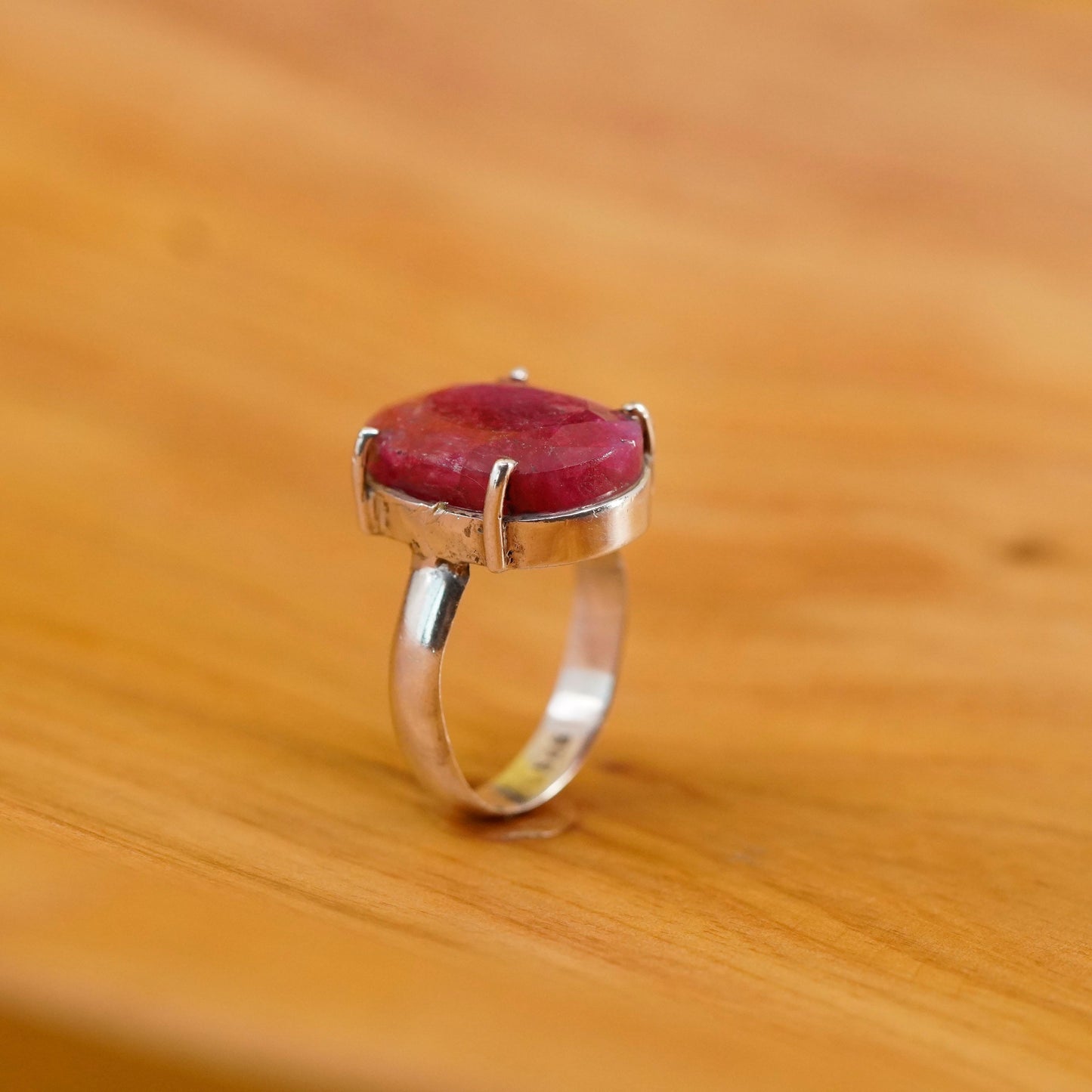 Size 6.25. vintage Sterling 925 silver ring with oval Indian ruby