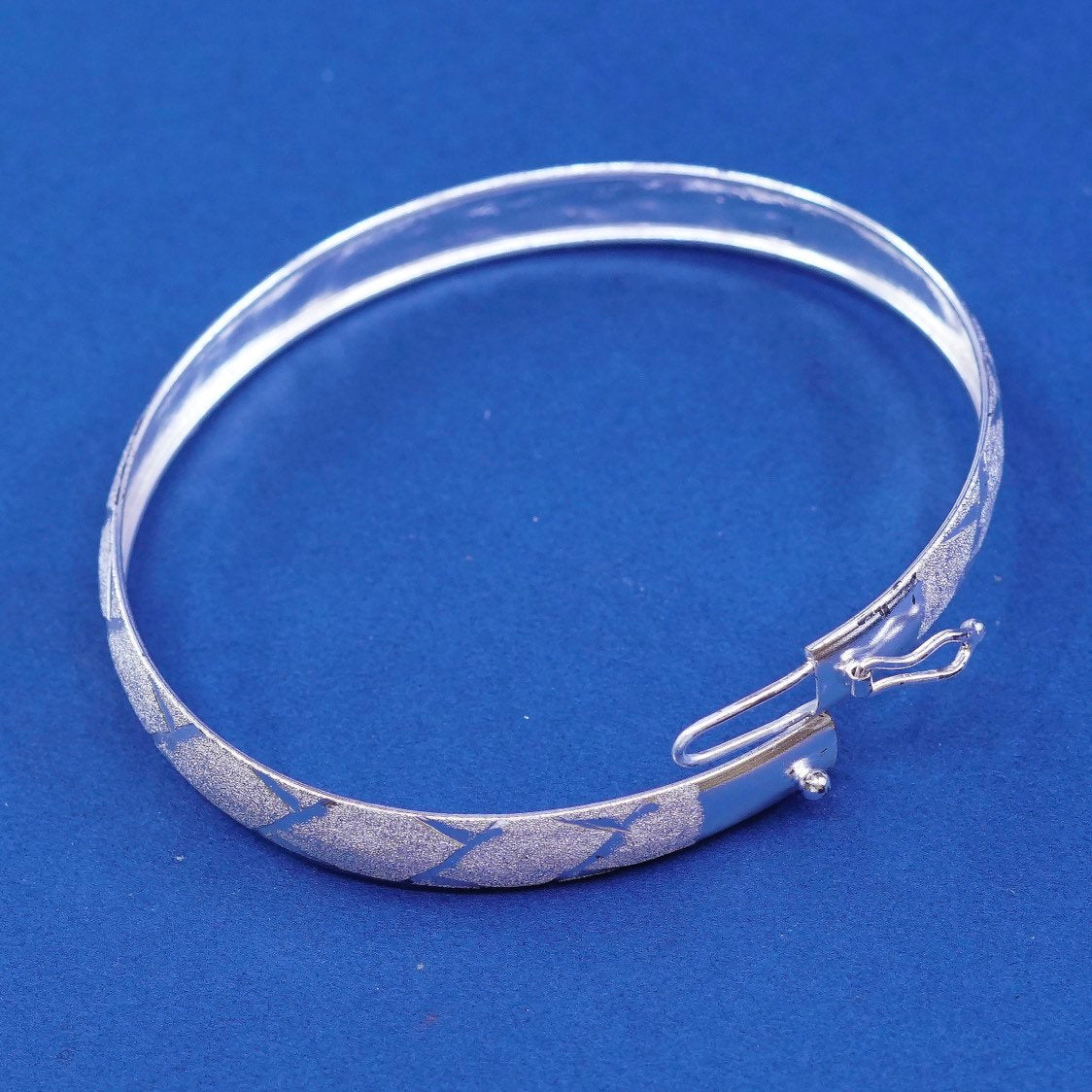 7.5", vtg sterling silver bracelet, 925 bangle w/ textured surface