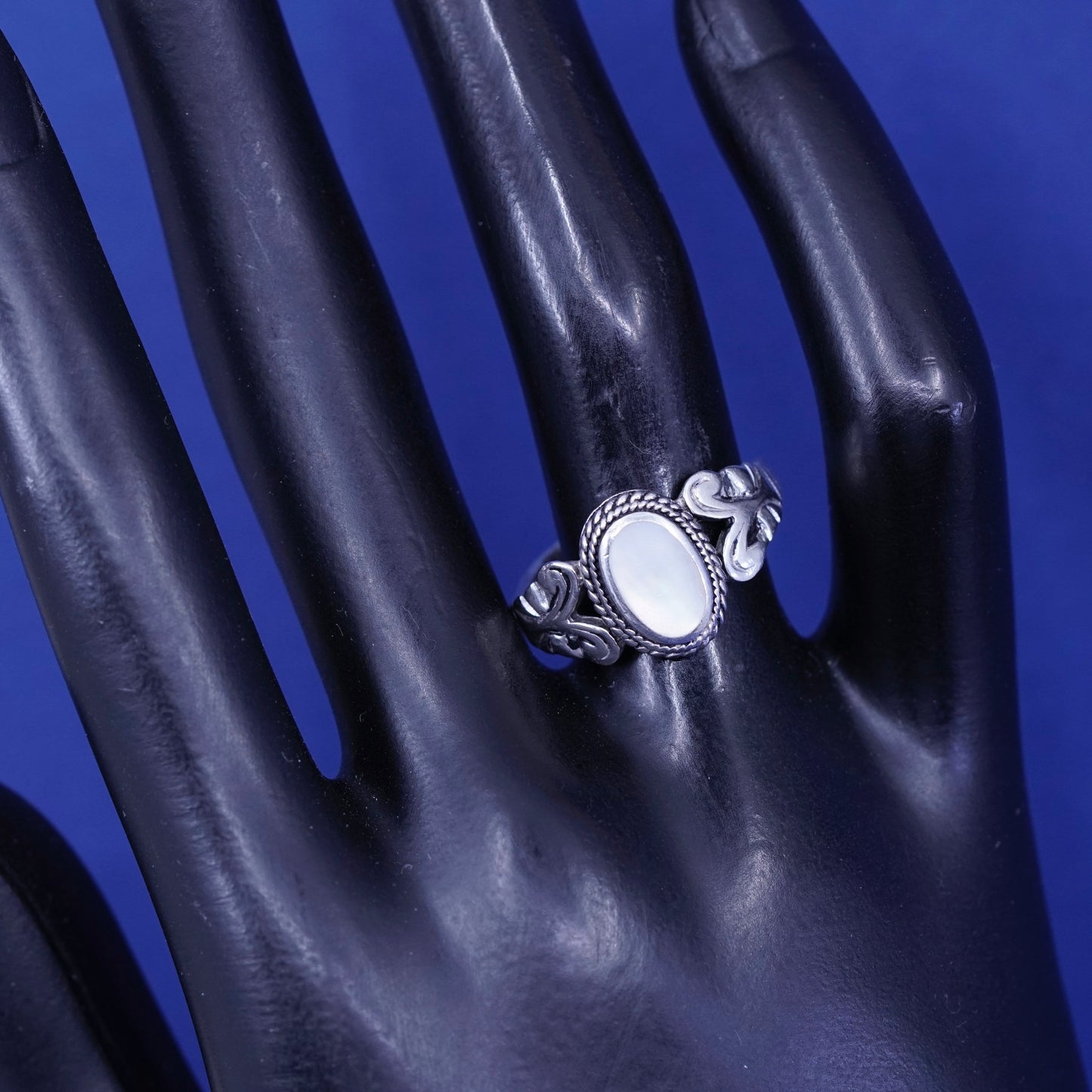 Size 7.5, vintage sterling 925 silver handmade ring with mother of pearl