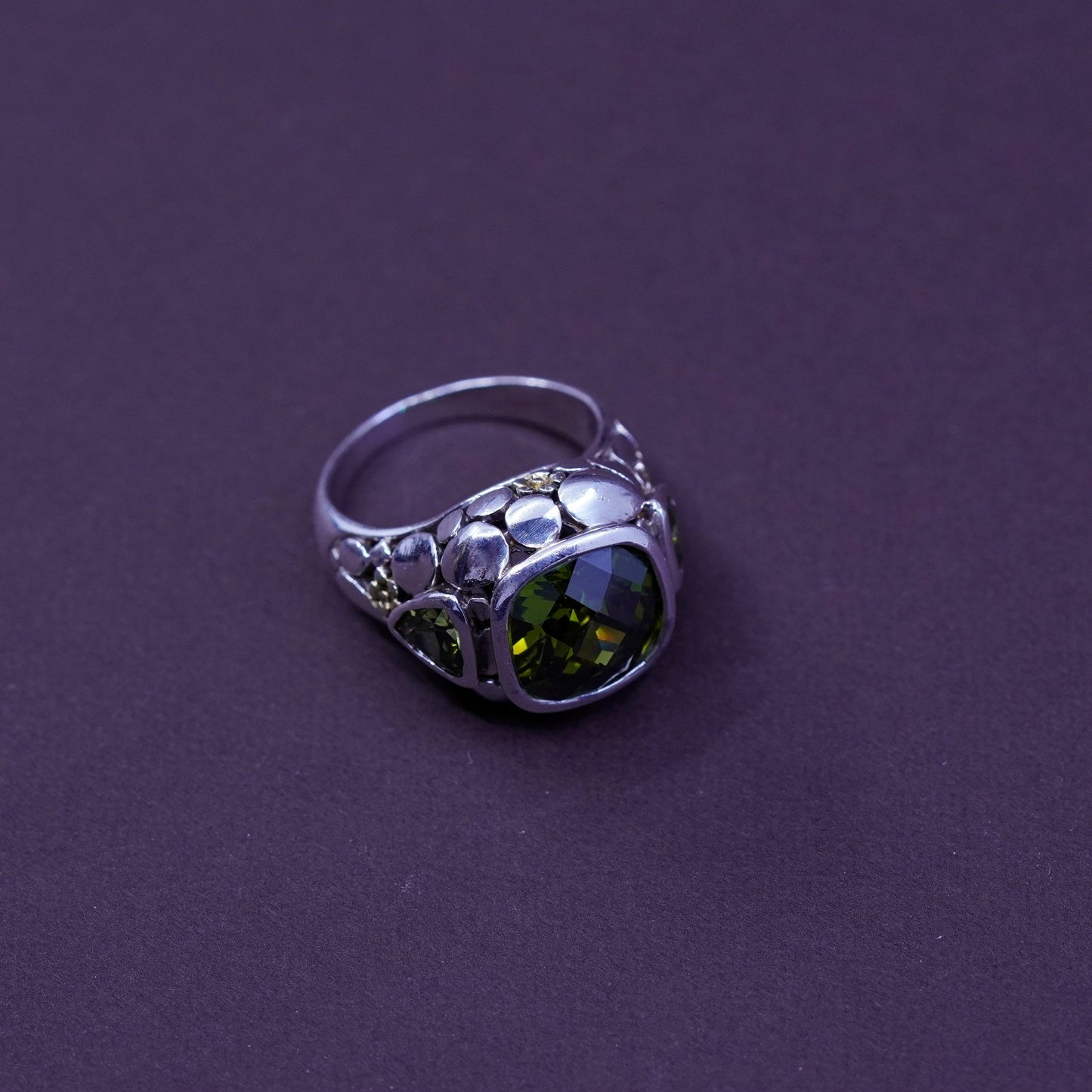 Size 6, vintage Sterling 925 silver handmade ring with square peridot N pebble