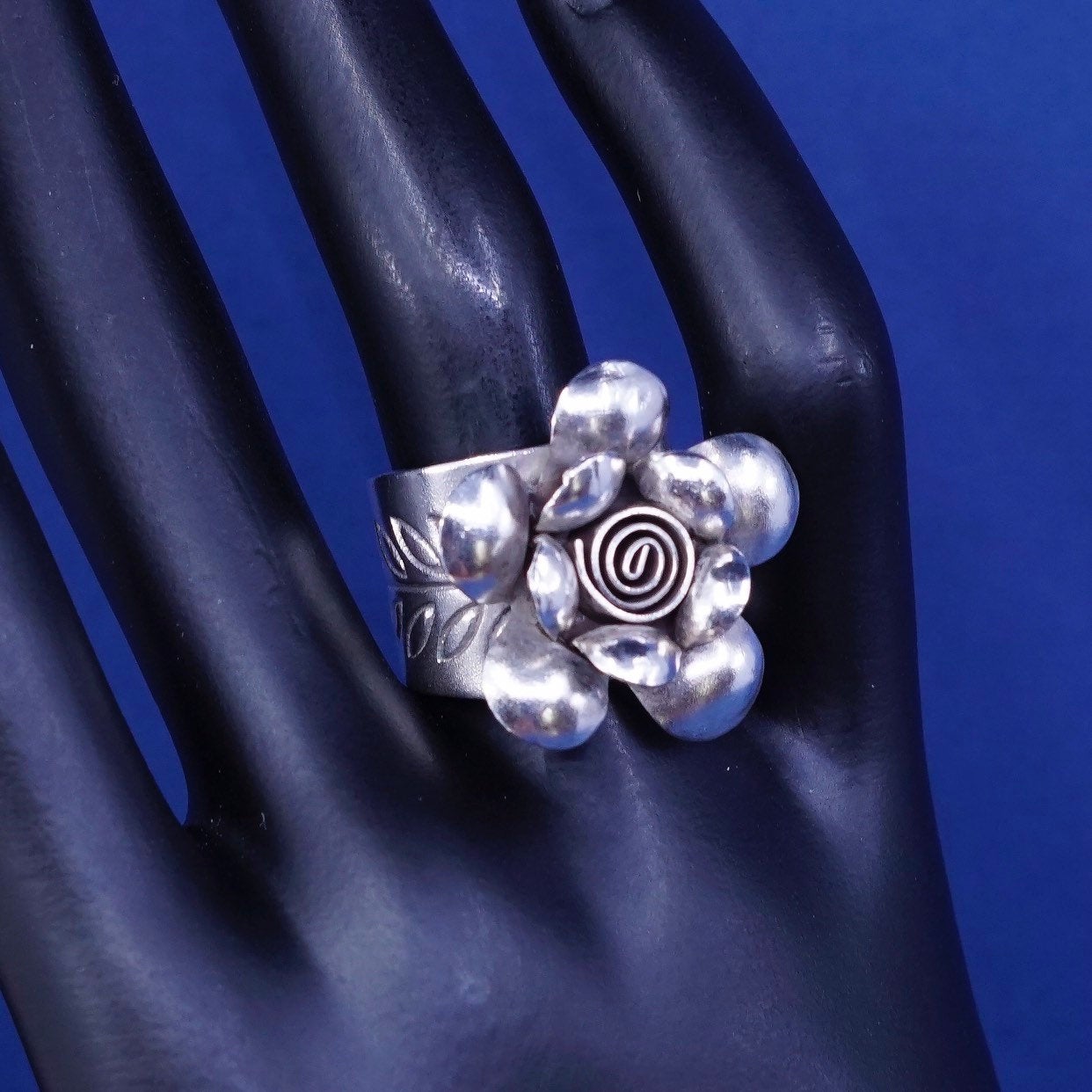 Size 7.5, vtg Sterling silver handmade ring, 925 3D flower ring w/ leaves