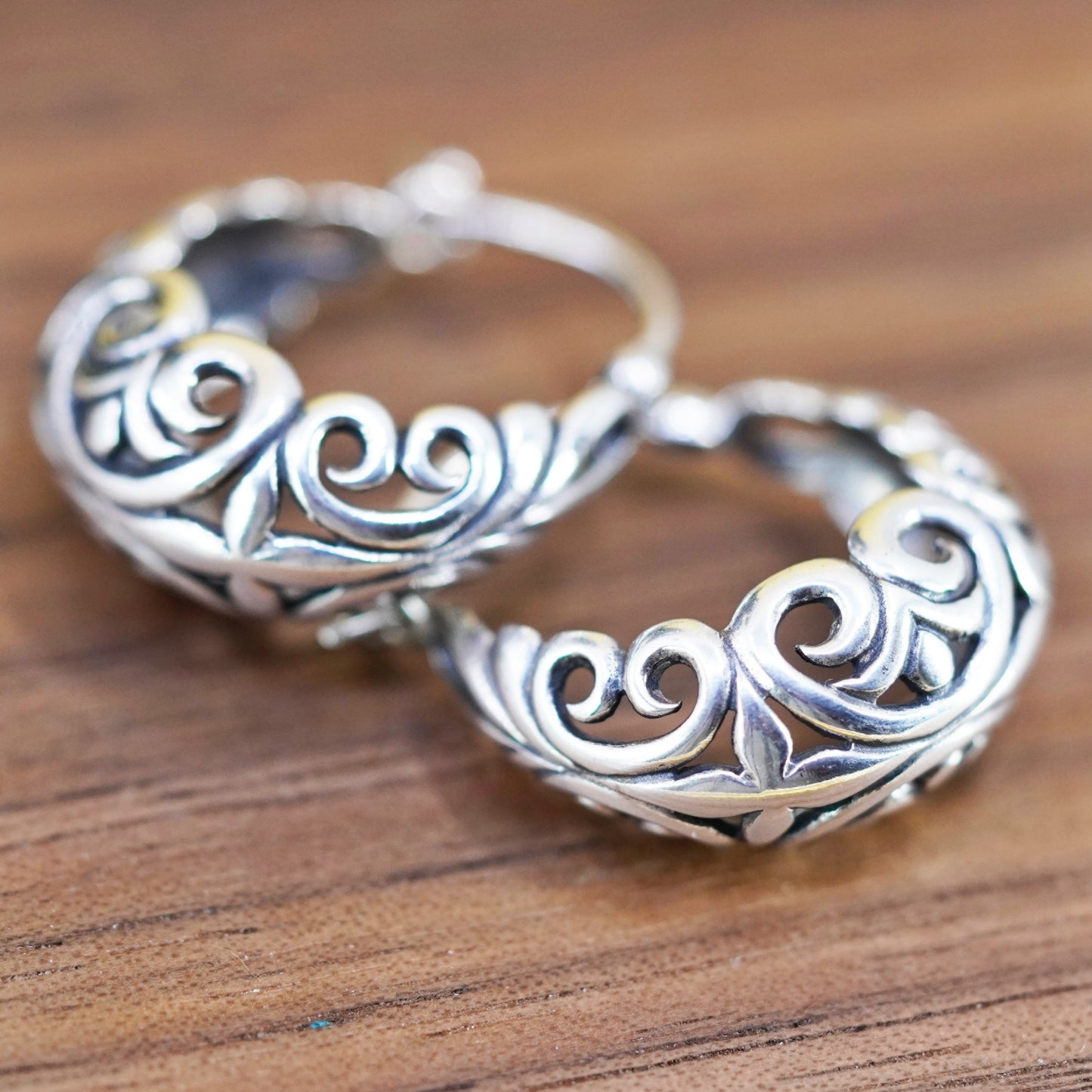 RARE Silpada 925 Sterling Silver Filigree Open Hoop Huggie Post Earrings P1126