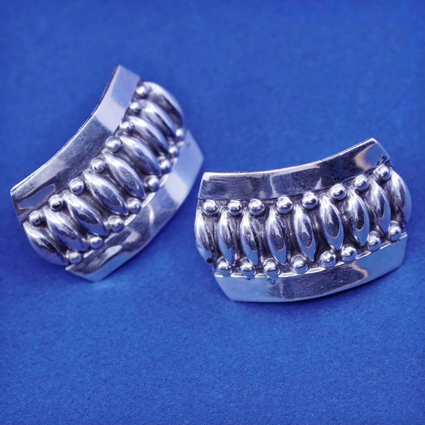 mexico Sterling silver screw back earrings, Modern 925 ribbed curvy screw on