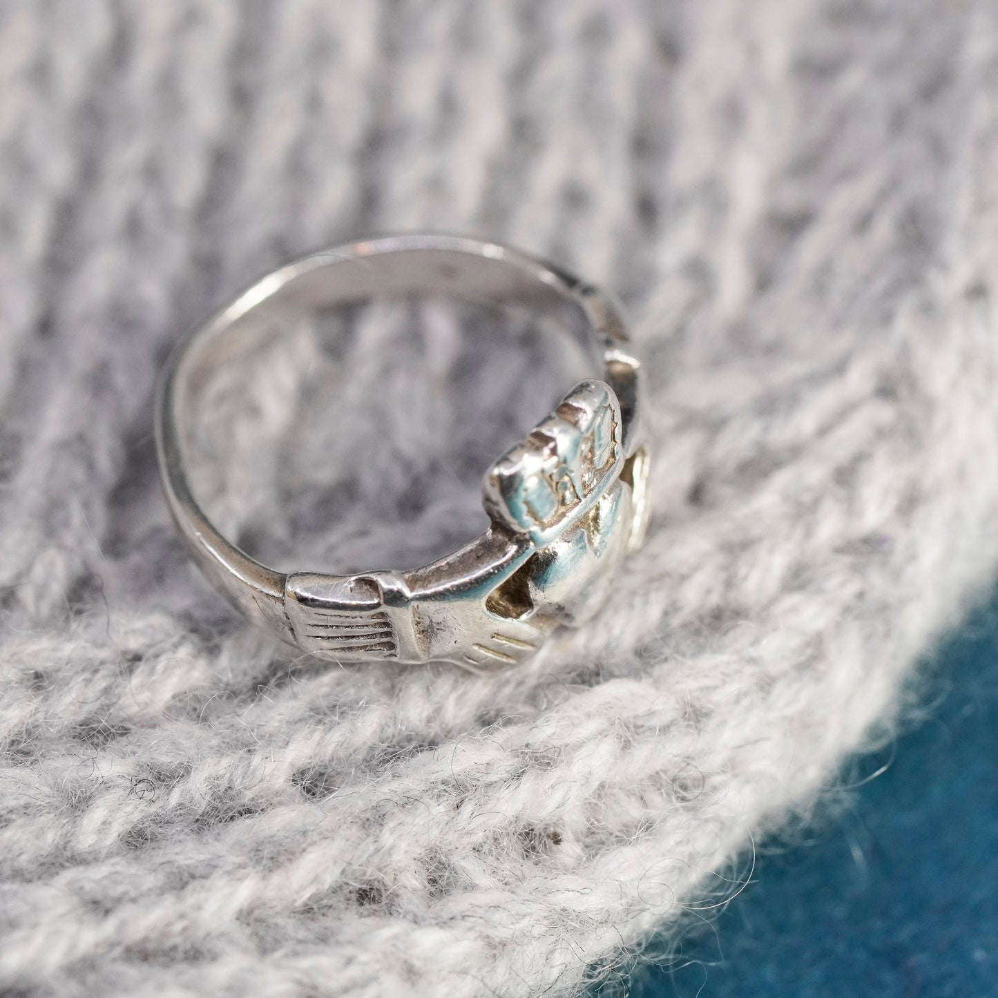 Size 4.25, Vintage sterling silver claddagh ring, holding heart 925 band